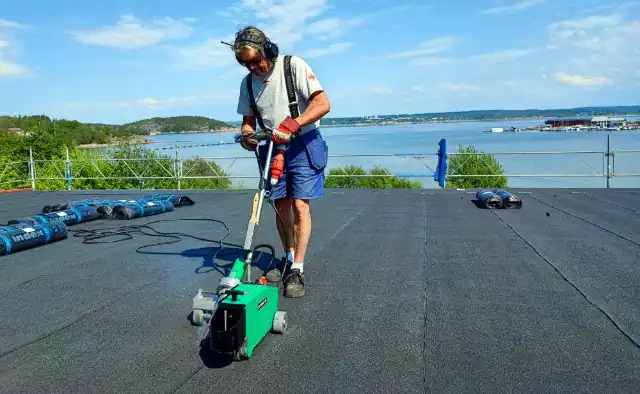 Tommy Carlsson lägger papptak i Bohuslän. Vi kan platta och låglutande tak